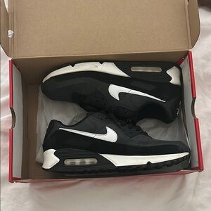 Nike Men's AIRMAX 90 (Black and White Sneakers) LIKE NEW